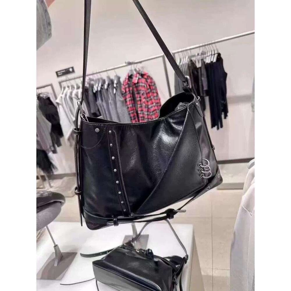 Designer Bag Tote Shoulder Bag New Street Punk Style Fashionable Tote For Women With High End Metal Ring Single Crossbody Large Capacity