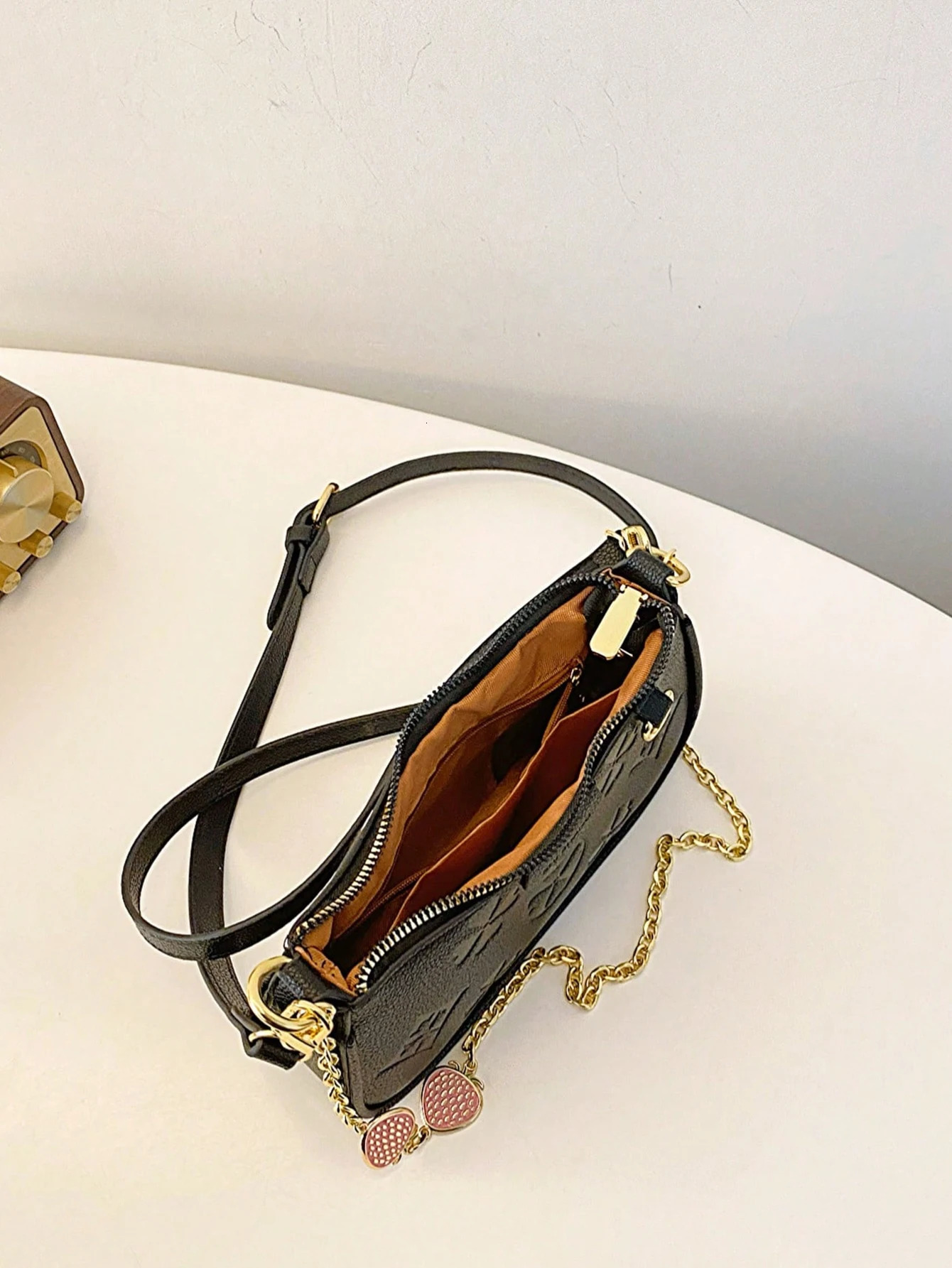 In the fashion classic Joker body print pattern n metal chain decoration n underarm baguette bag is suitable 250806