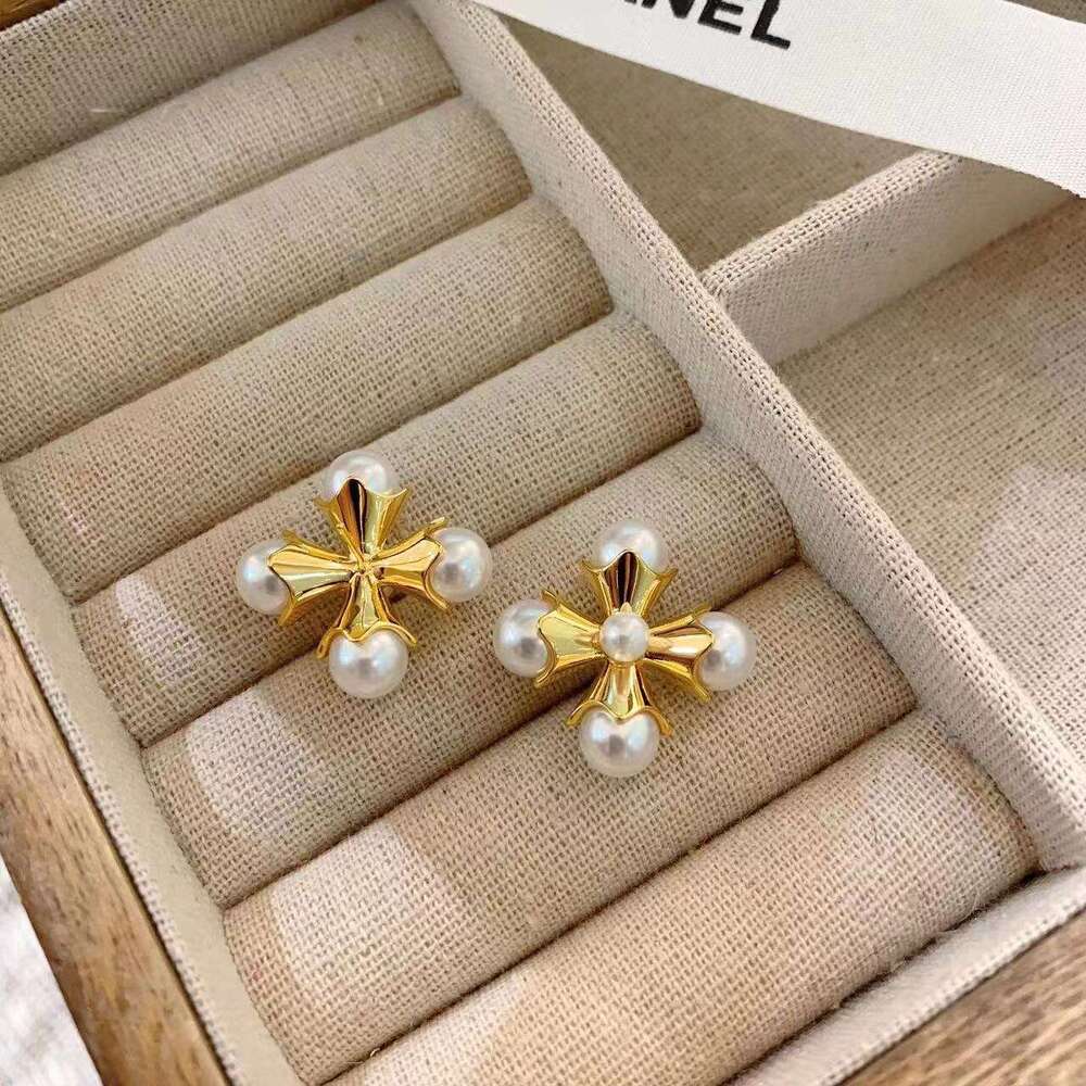 Fashionable Elegant Catwalk High-end Exaggerated Pearl Palace Style Vintage Decorative Large Earrings for Women