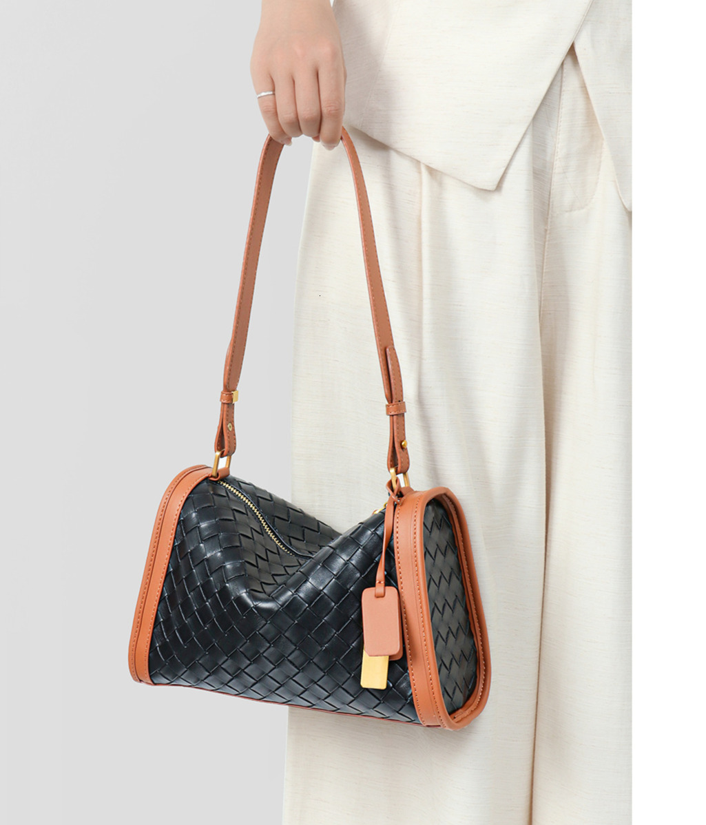 2025 Genuine trend leather crossbody bag retro women s shoulder fashionable new commuting designer