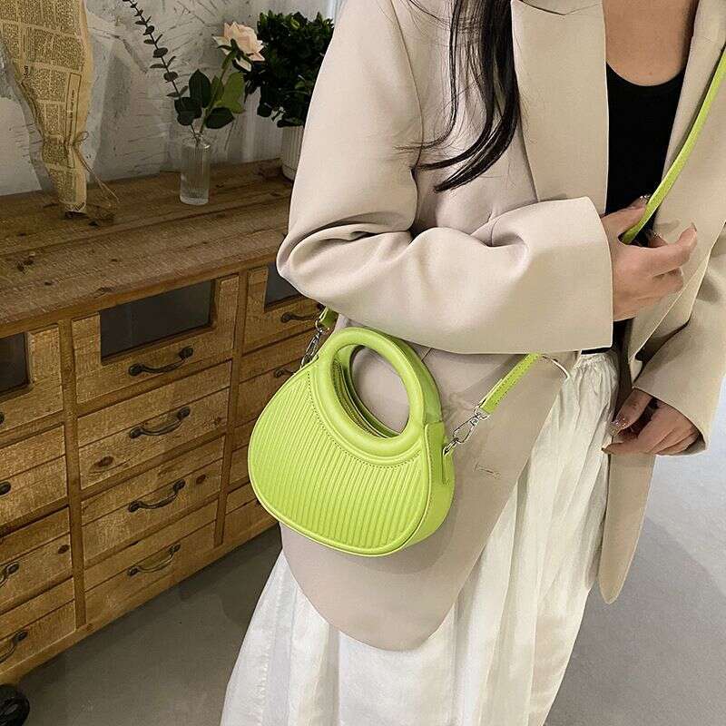 Niche design foreign style women 2023 new spring all-match solid color Messenger fold popular shoulder bag