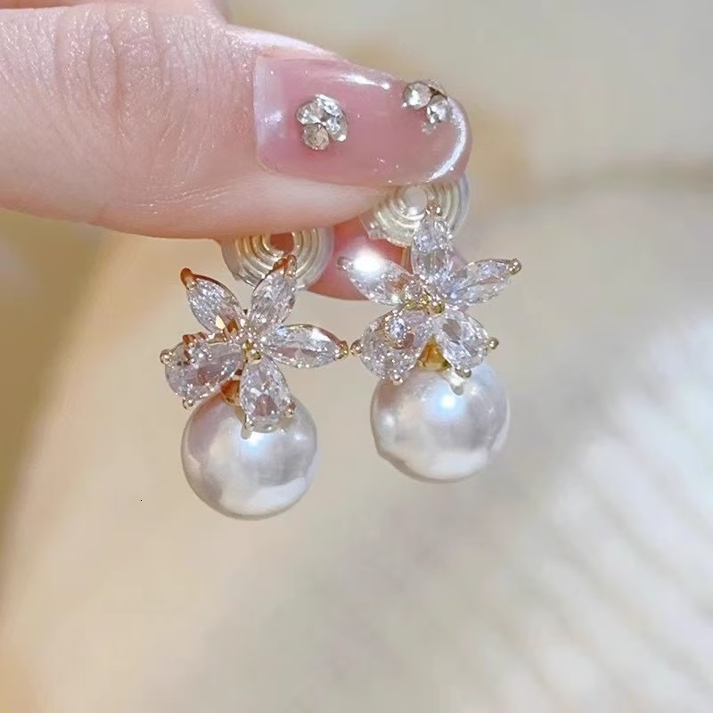 Free Shipping Designer Luxury Jewelry Gardenia Bloom New Gentle French Sweet Flower New Pearl Earrings Simple And Exquisite Ear Accessories