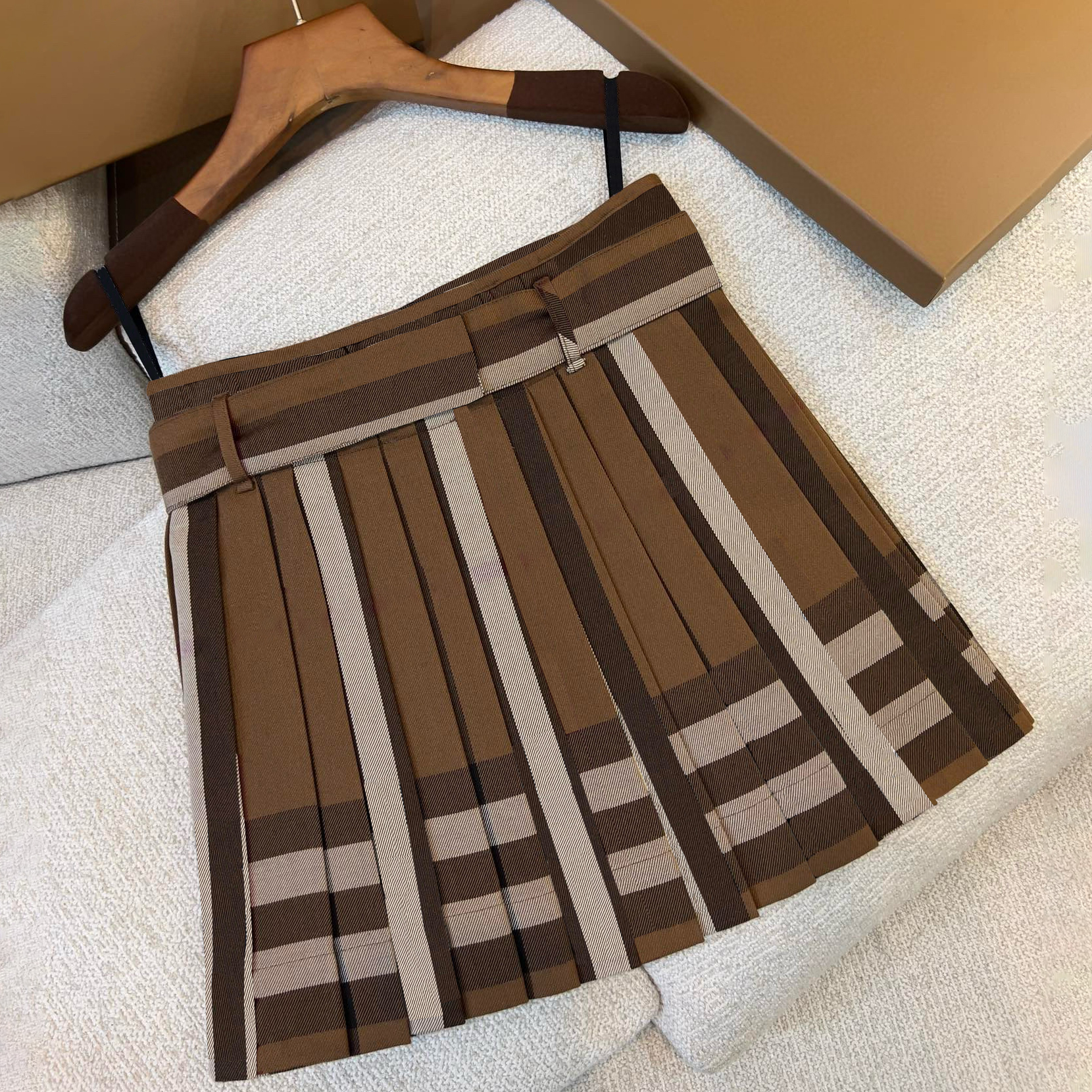 High quality designer women's short and retro plaid pleated skirt with belt embellishment, classic color matching, fashionable and versatile