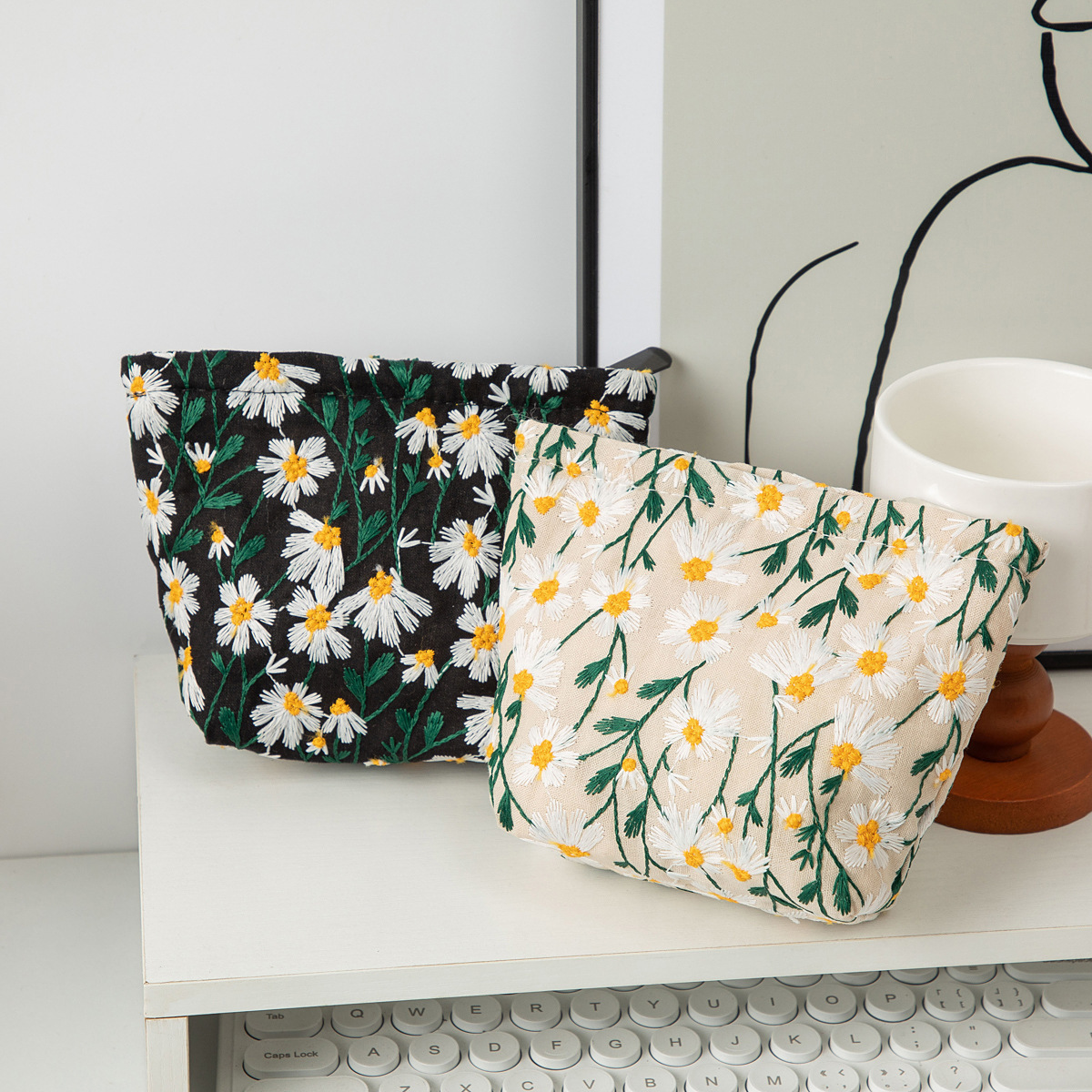 Ins Style Large Capacity Canvas Makeup Bag Toiletry Bag Skincare Storage Bag Small Daisy Embroidery Portable Clutch Bag 240827