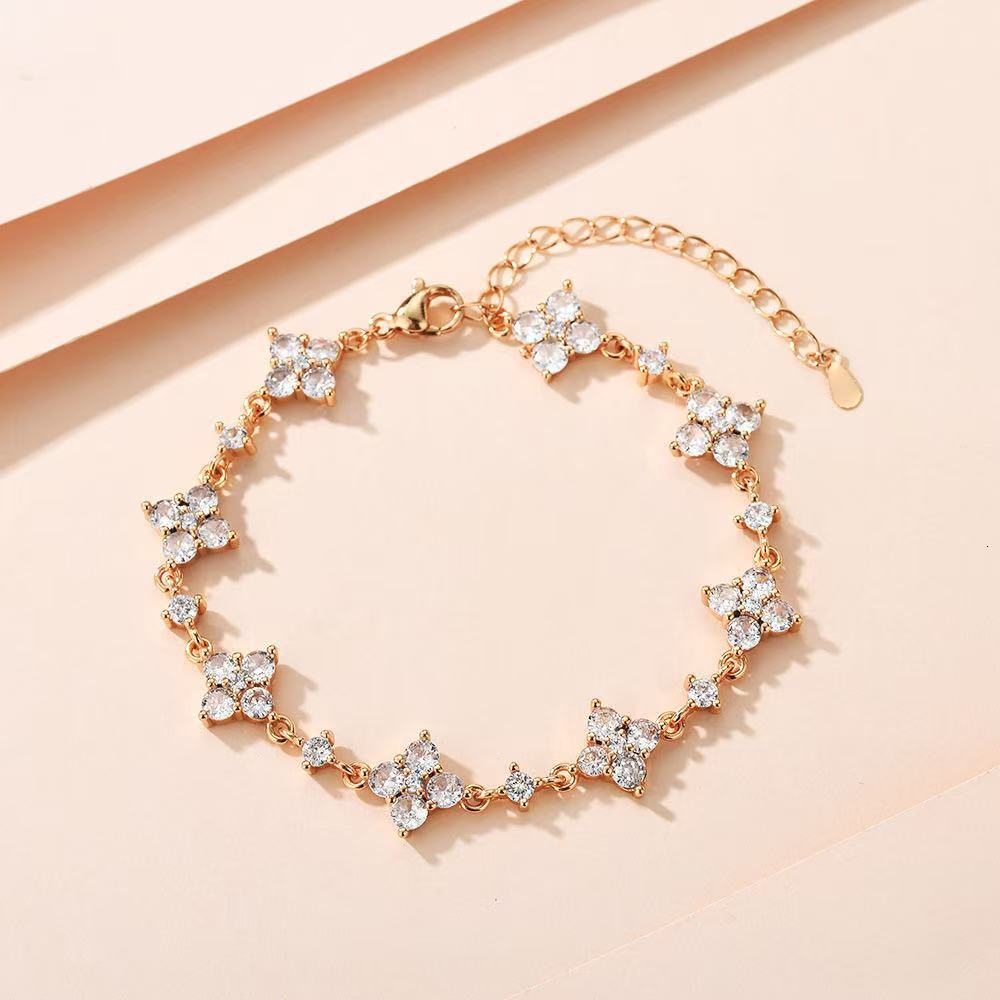 Full Dia Leaf Clover Bracelet for Women, Light Sparkling Zircon Flower, High-End Elegant Niche Design, Versatile Exquisite Jewelry