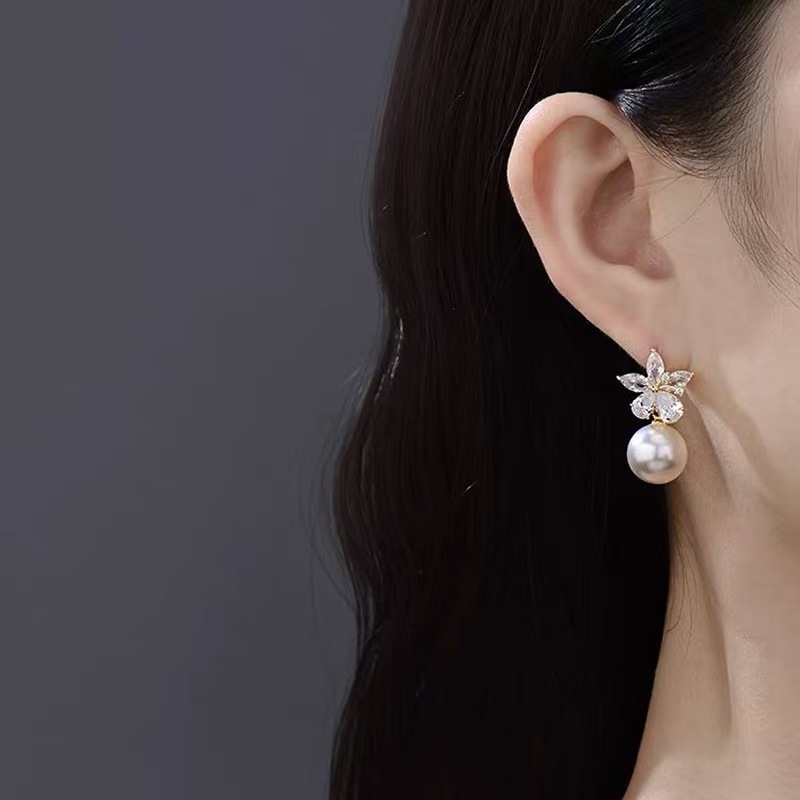 Free Shipping Designer Luxury Jewelry Gardenia Bloom New Gentle French Sweet Flower New Pearl Earrings Simple And Exquisite Ear Accessories
