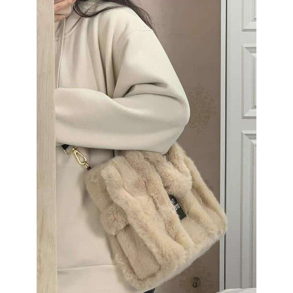 Designer Bag Tote Shoulder Bag Autumn Winter New Plush Tote For Women Cute Handheld Furry Versatile Commuter Crossbody