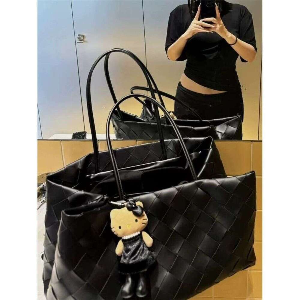 Designer Bag Tote Shoulder Bag Niche High End Woven Handbag For Women Sweet Cool Style Underarm Commuter Versatile Tote