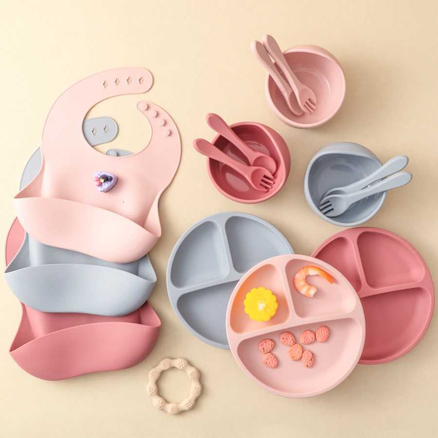 5Pcs Baby Silicone Feeding Set Round Dining Plate Sucker Bowl Dishes For Kids Baby Waterproof Bib Spoon Childrens Tableware X2508061
