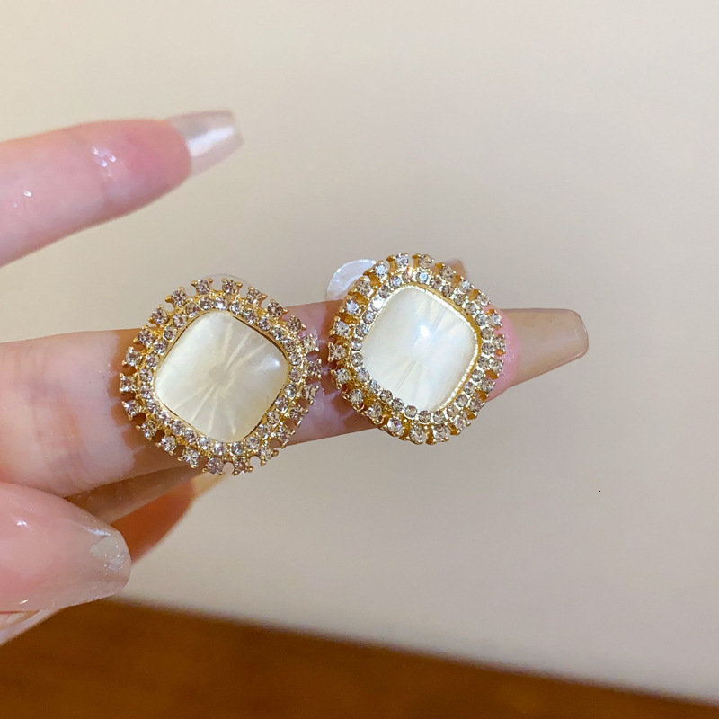 Free Shipping Designer Luxury Jewelry Silver Needle Retro Elegant Women's Earrings High-end Gold Versatile New Ear Accessories