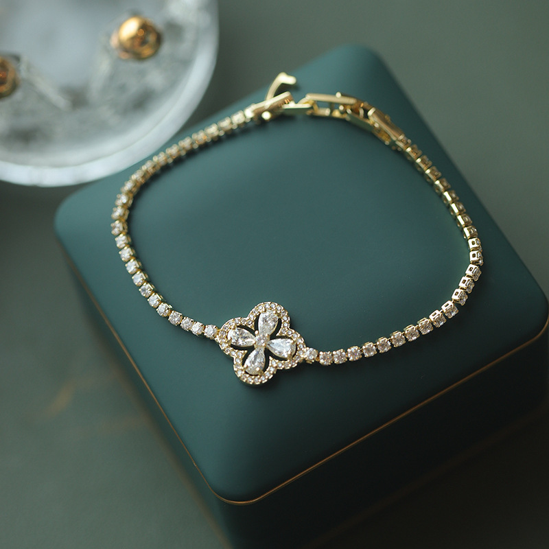 High-end Four Petal Clover Flower Bracelet Shell Pearl Zircon Stones 5 Flower Charm Chain Bracelets Women Gift wholesales drop ship