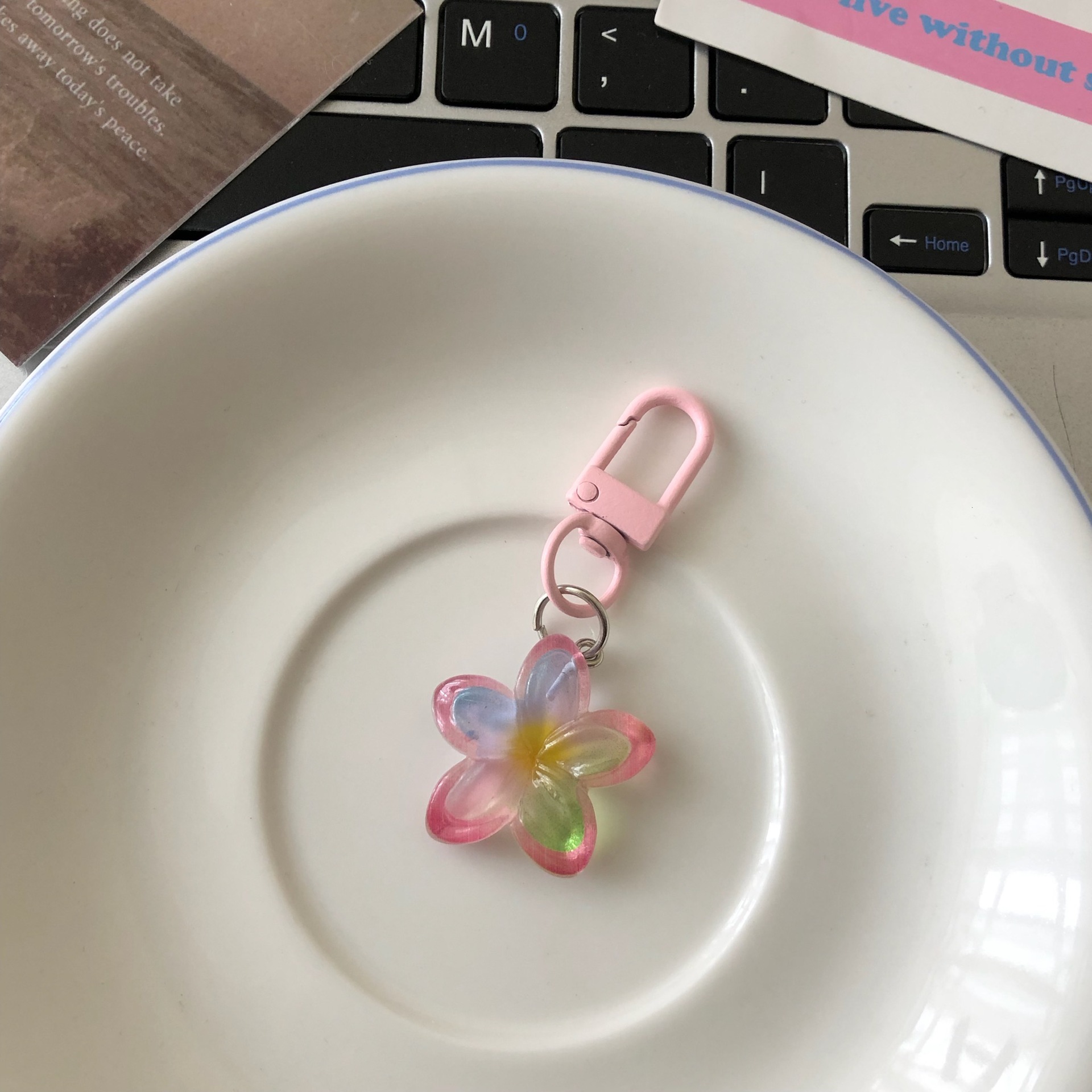 New resin two-color jasmine keychain fashionable flower shaped pendant car keychain student backpack ornament