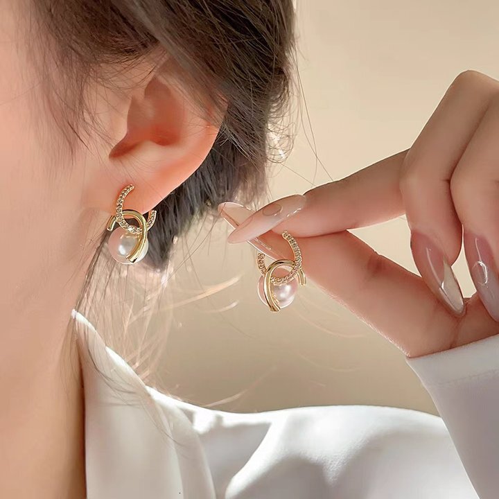 Free Shipping Designer Luxury Jewelry European And Americanhigh-end Earrings For Women New Ins Style Pearl Stud Earrings Versatile Ear Accessories