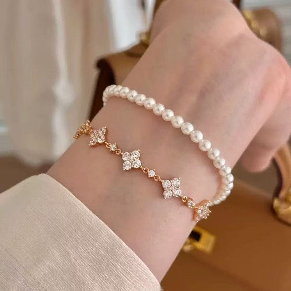Full Dia Leaf Clover Bracelet for Women, Light Sparkling Zircon Flower, High-End Elegant Niche Design, Versatile Exquisite Jewelry