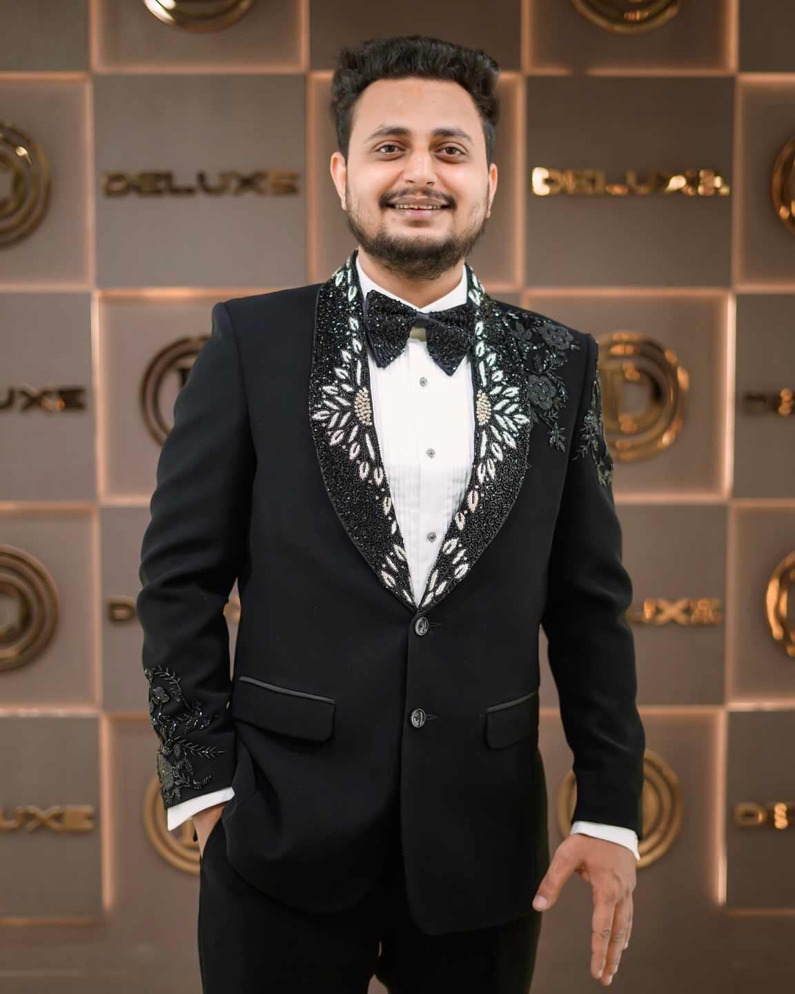 Modern Customized 2 Pieces Men Suits Shawl Lapel Two Buttons Crystal Beading Jacket Blazer Groom Wedding Tuxedos