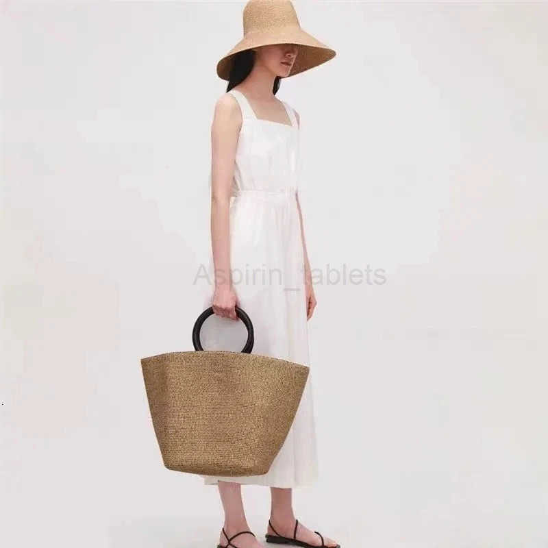 Lazy Beach One-Click Closure Portable Bucket Bag Straw Woven Handbag Large Capacity Simple Beach Vacation Womens Tote Bag M250806