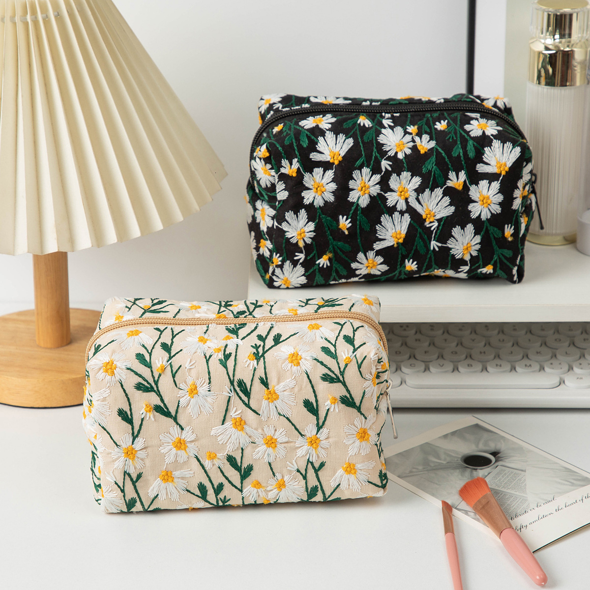 Ins Style Large Capacity Canvas Makeup Bag Toiletry Bag Skincare Storage Bag Small Daisy Embroidery Portable Clutch Bag 240827