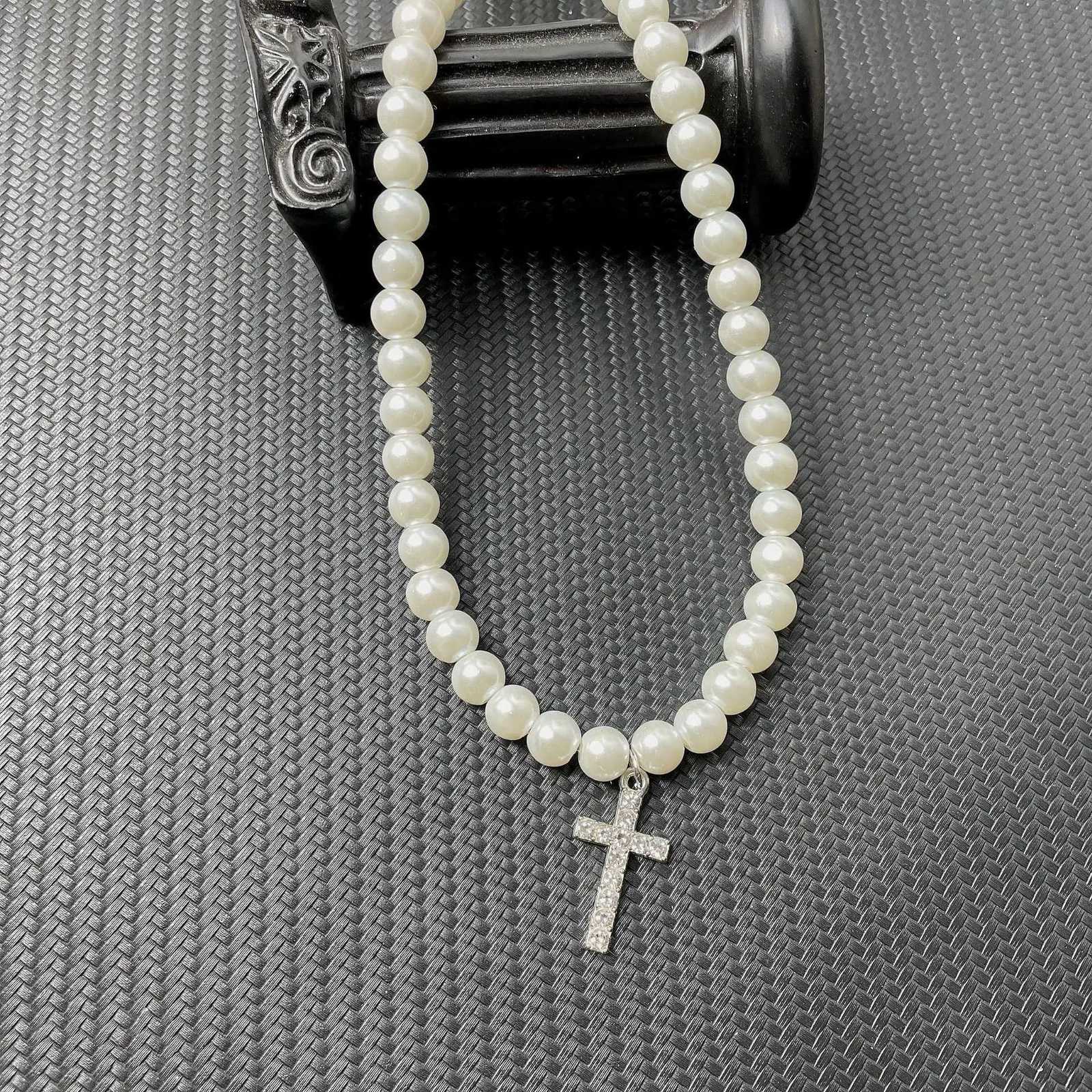European and American artificial pearl cross necklace hip hop pendant trend retro clavicle chain ladies couple pendant gift Y250805