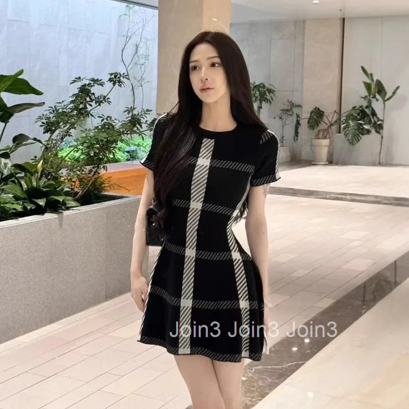 French Vintage Hepburn Style Knitted Dress Womens Mini Skirt Waist Cinching Classy Elegant Ladylike Short Sleeve round Neck