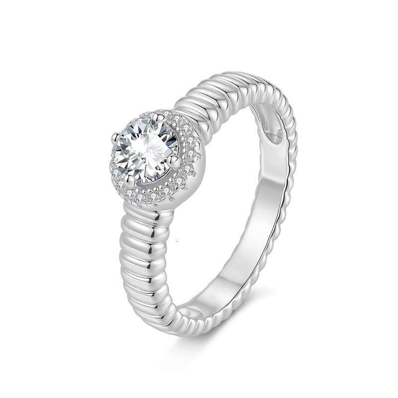 S Silver Four-Prong Inlaid 0.5 ct Moissanite Ring New Palace Style High-End Feel