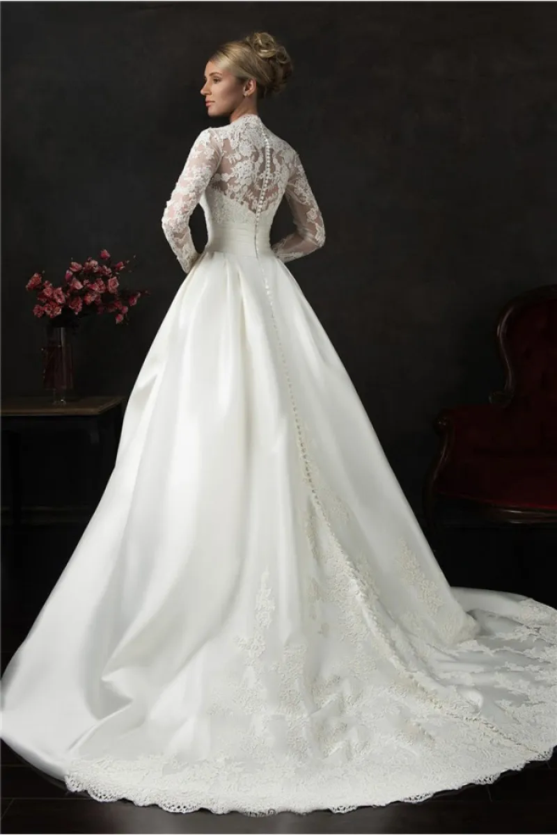 Elegant Princess Wedding Dresses A-Line Ivory Satin Long Sleeves Bridal Gown Lace Appliques V-Neck Vestidos De Novia Court Train