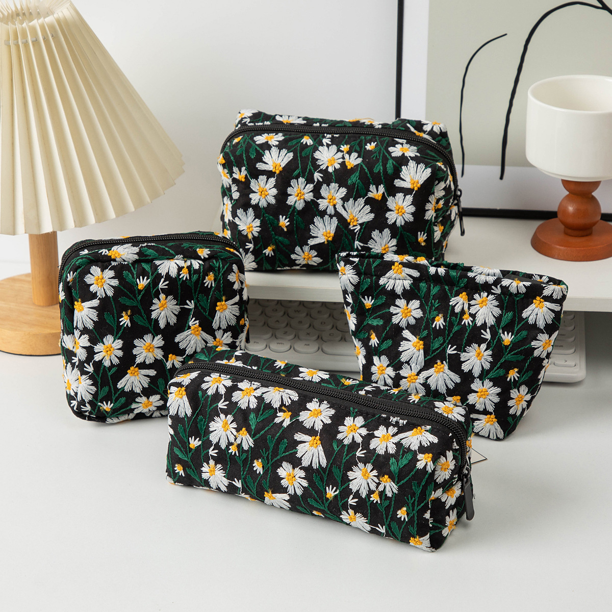 Ins Style Large Capacity Canvas Makeup Bag Toiletry Bag Skincare Storage Bag Small Daisy Embroidery Portable Clutch Bag 240827