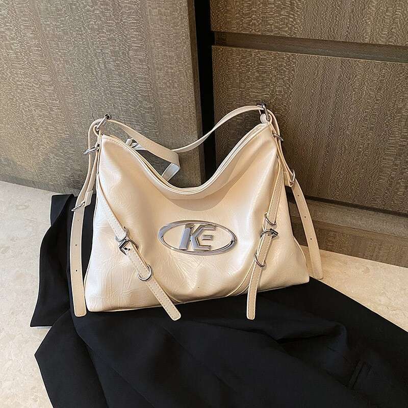 Large-capacity portable fashion texture female 2023 new commuting tote simple all-match armpit bag