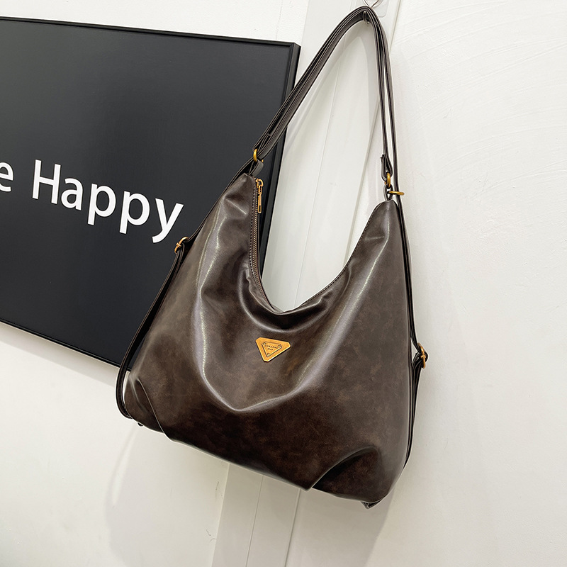 Women's Fall/Winter Retro 2025 New Casual and Niche Design Shoulder and Crossbody Bags with Large Capacity Commuting Dumpling Bags