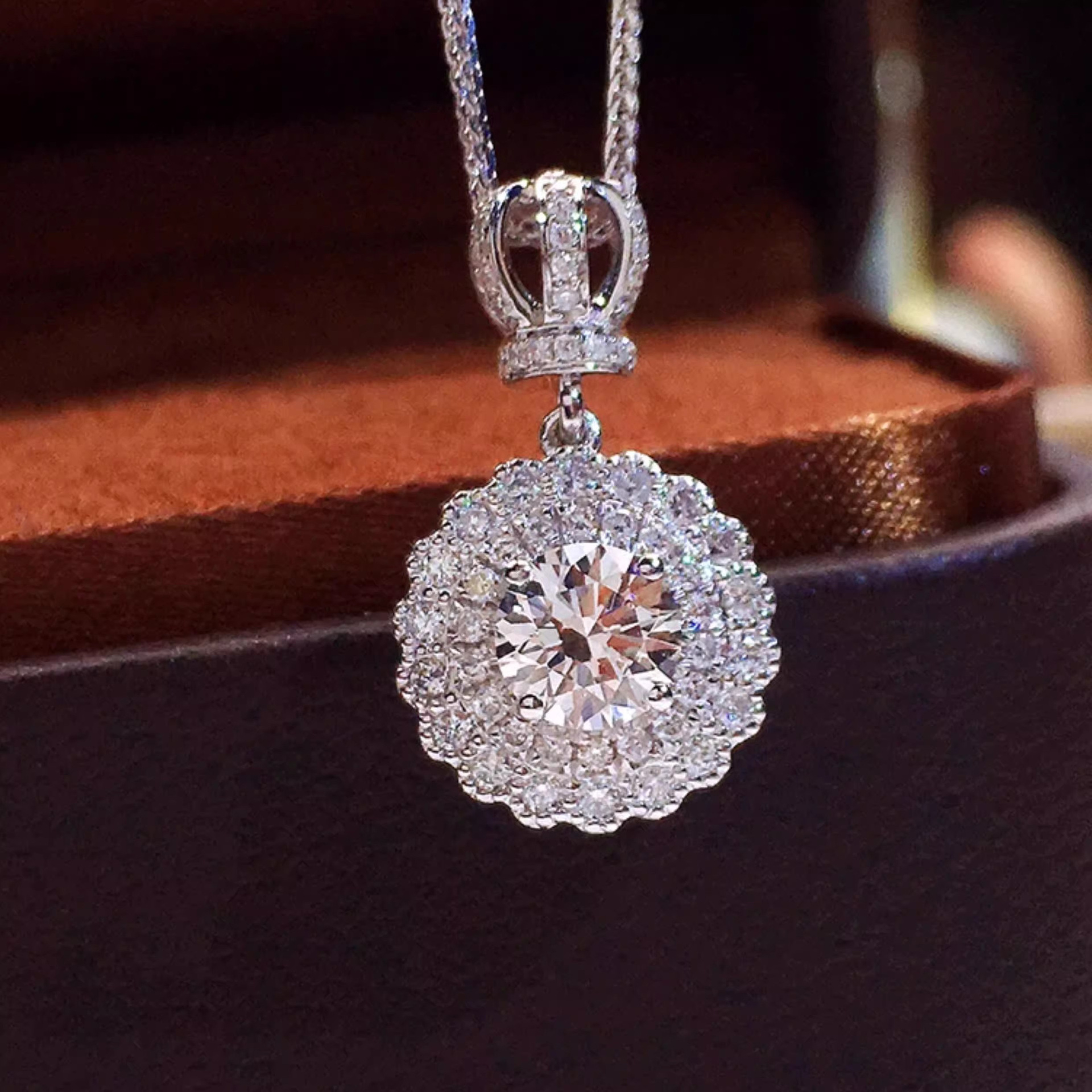 Choucong Brand New Crown Pendant Sparkling Luxury Jewelry 925 Sterling Silver Round Cut 2ct Lab Moissanite Diamond Gemstones Party Women Clavicle Neck