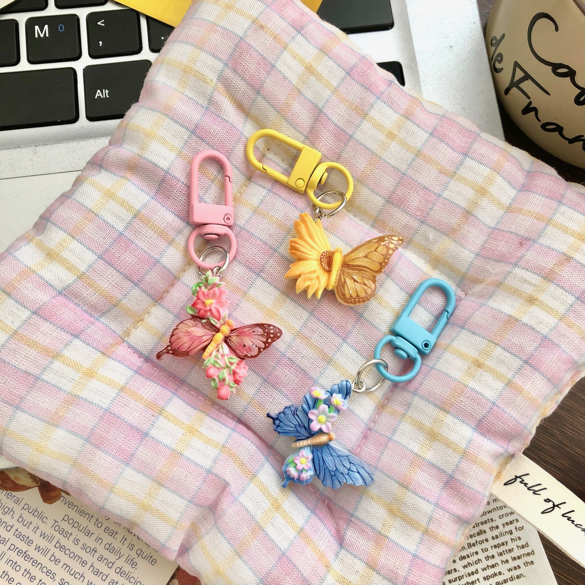 Cute flower butterfly keychain exquisite student bag pendant car keychain high aesthetic value niche pendant