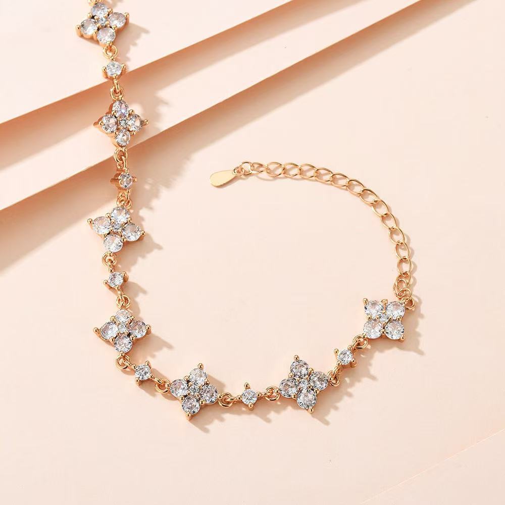 Full Dia Leaf Clover Bracelet for Women, Light Sparkling Zircon Flower, High-End Elegant Niche Design, Versatile Exquisite Jewelry