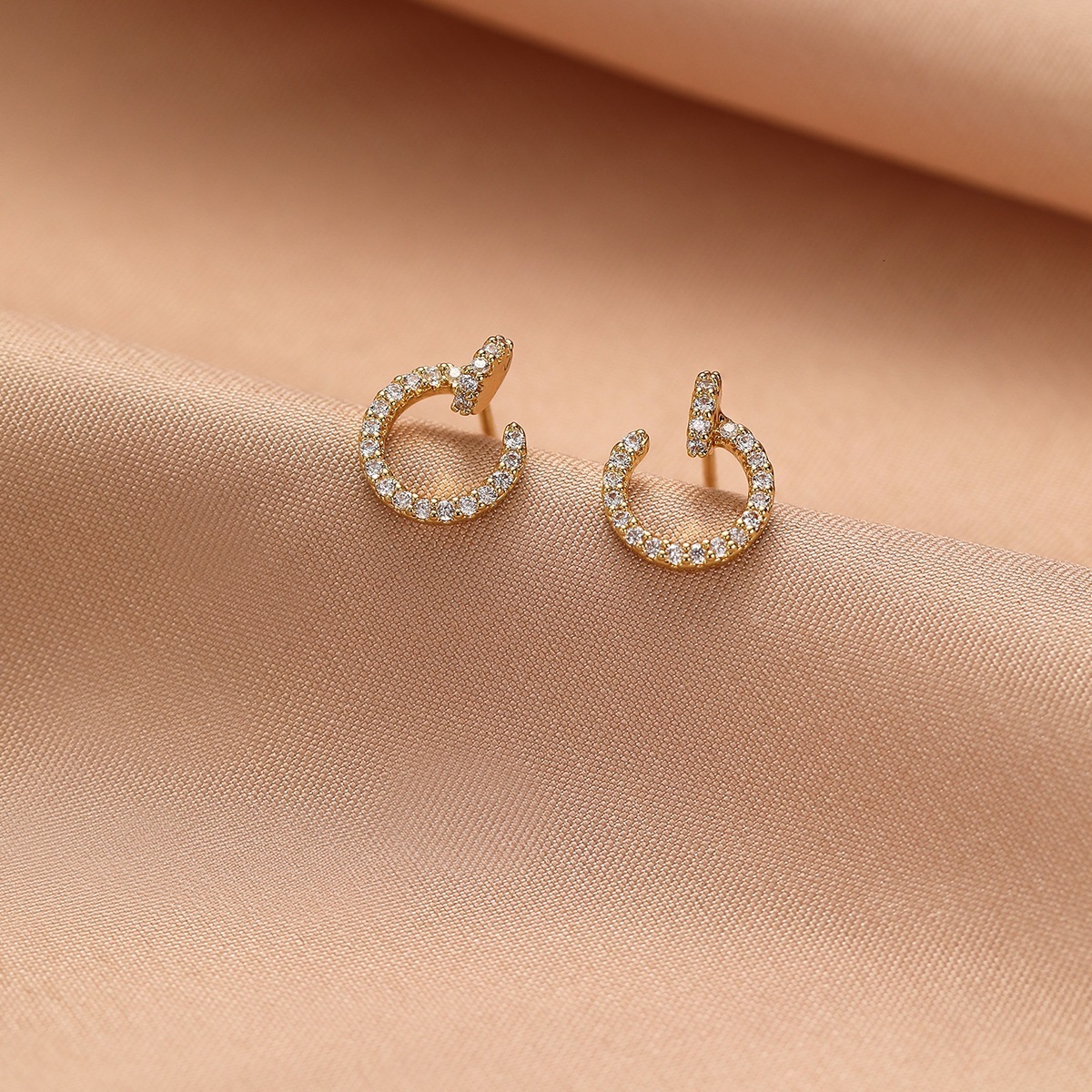 Korean Simple Full Dia Round Stud for Women, Unique Design from Japan and Korea, Everyday Versatile Earrings