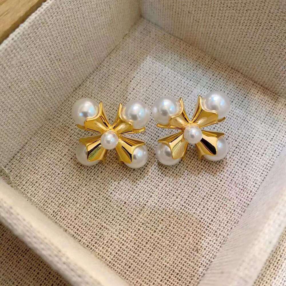 Fashionable Elegant Catwalk High-end Exaggerated Pearl Palace Style Vintage Decorative Large Earrings for Women