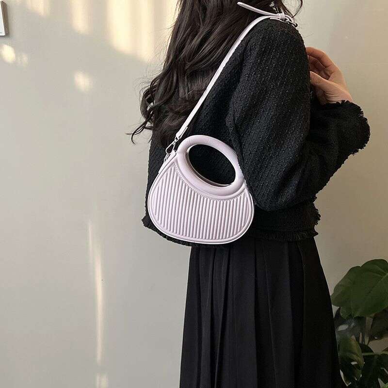 Niche design foreign style women 2023 new spring all-match solid color Messenger fold popular shoulder bag