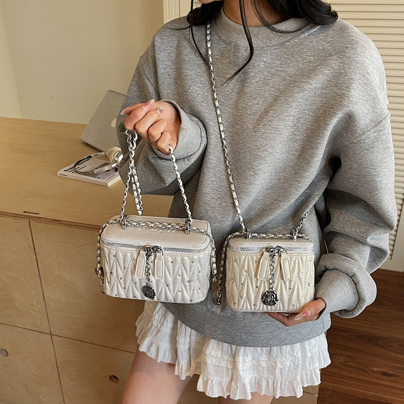 Style Quilted Chain for Women 2025 Fashion Simple Shoulder Niche Trend Crossbody Bucket Bag 250806