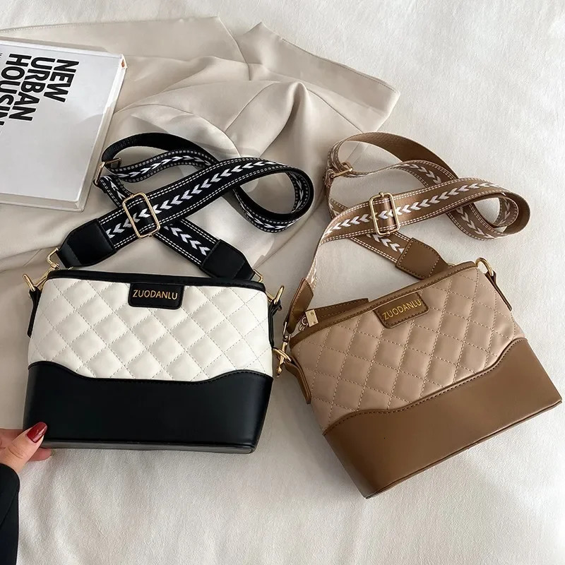 Womens Bag Light Simple Trendy Fashion Large Capacity Shoulder Messenger Bag Casual Bucket Bag 250806