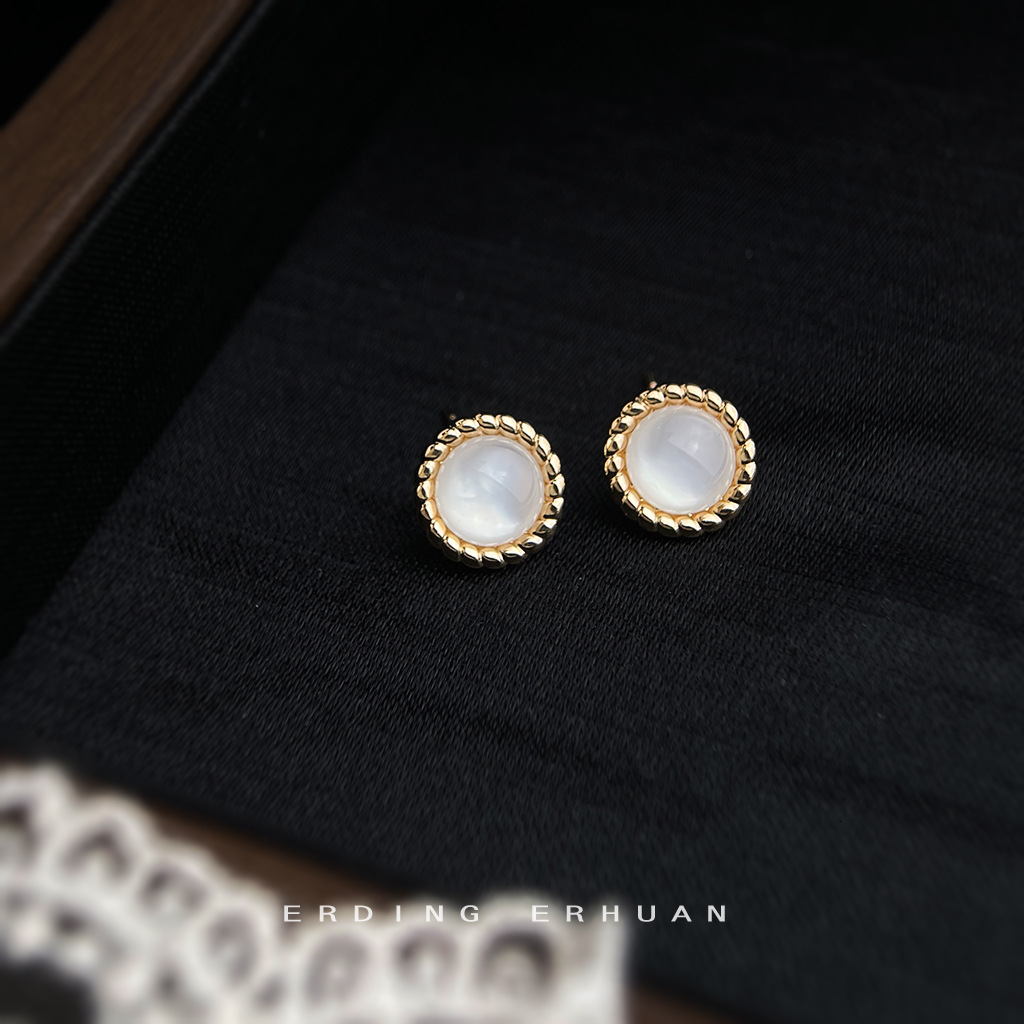 Free Shipping Designer Luxury Jewelry Real Shell Fashion High-end Elegant Commuting Versatile Women's Earrings Simple Ear Accessories