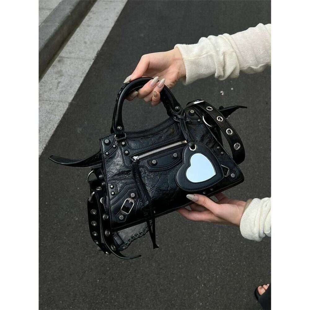 Designer Bag Tote Shoulder Bag High End Sweet Cool Hot Girl Motorcycle Women Rivet Design Handbag Commuting Versatile Crossbody