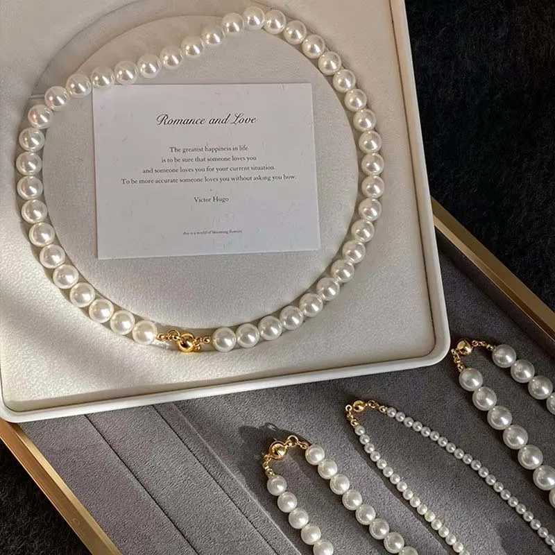 Fashion White Imitation Pearl Magnet Round Buckle Beaded Necklace for Women Elegant Clavicle Chain Necklace Wedding Jewelry Y250805