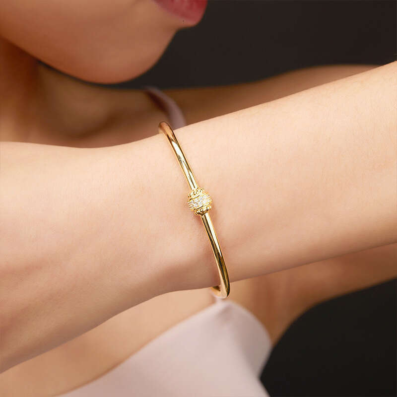 Non-Fading Iced Out VVS Light Bracelet with Inlaid Dias, Personalized and High-End Feel