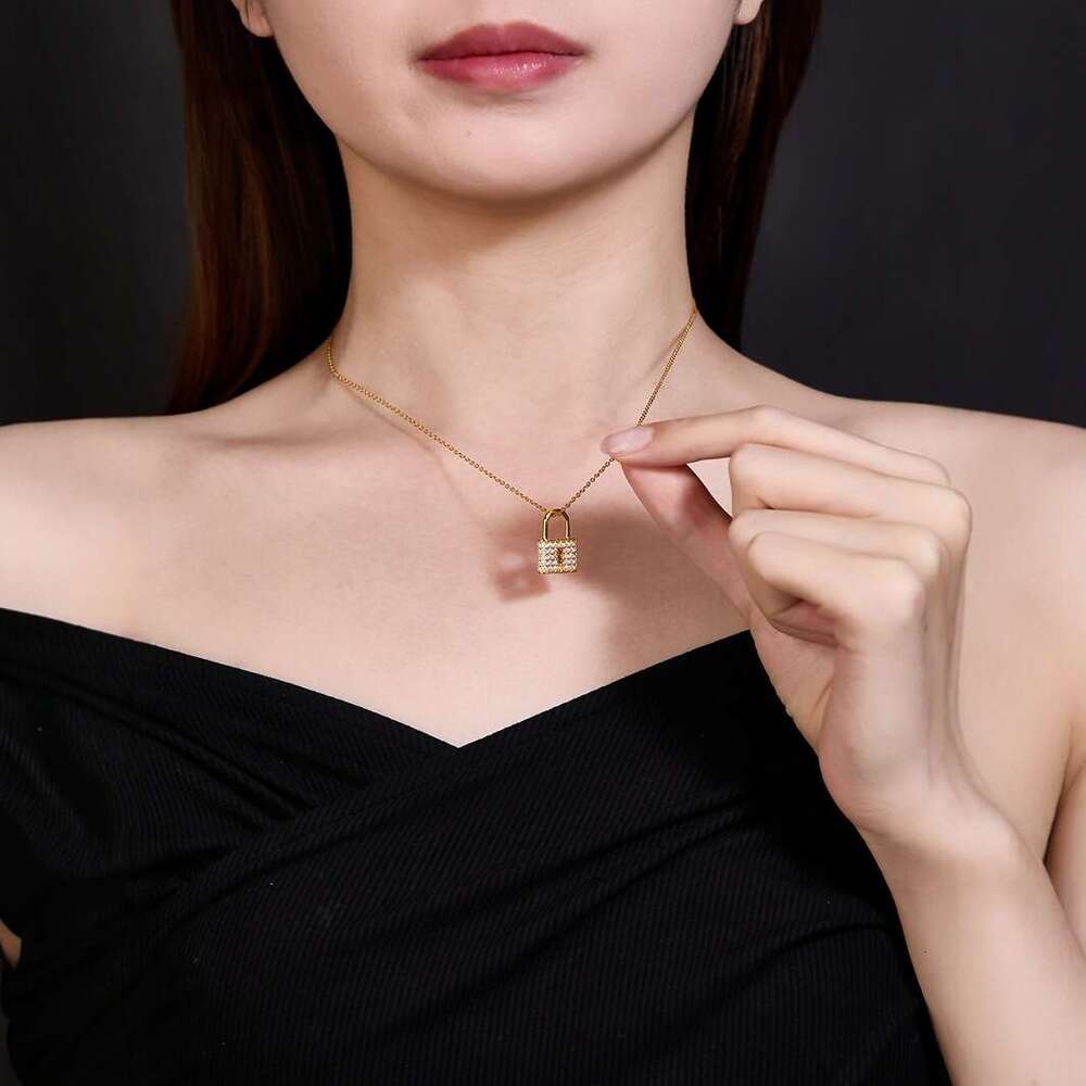 Iced Out VVS Personalized Micro Paved Full Moissanite Heart Lock Pendant Necklace Niche Design Simple Key Clavicle Chain