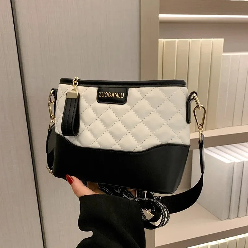 Womens Bag Light Simple Trendy Fashion Large Capacity Shoulder Messenger Bag Casual Bucket Bag 250806