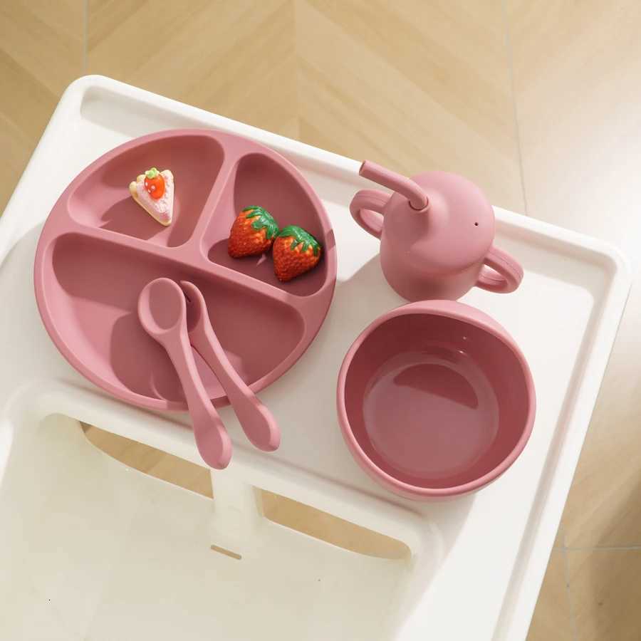 5PCS Baby Silicone Tableware Set Suction Bowl Plate Soft Utensils Sippy Cup Baby Feeding Training Sets For Baby X250806