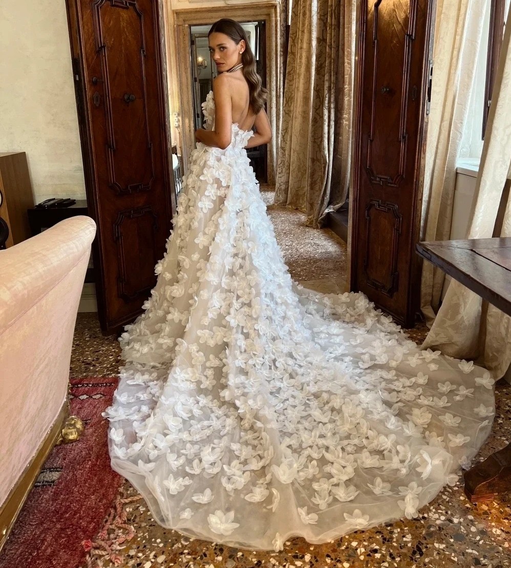 2025 Modern Boho Wedding Dresses Strapless 3D Flowers Lace A Line Tulle Church Bride Bridal Formal Grown Vestidos De Noiva
