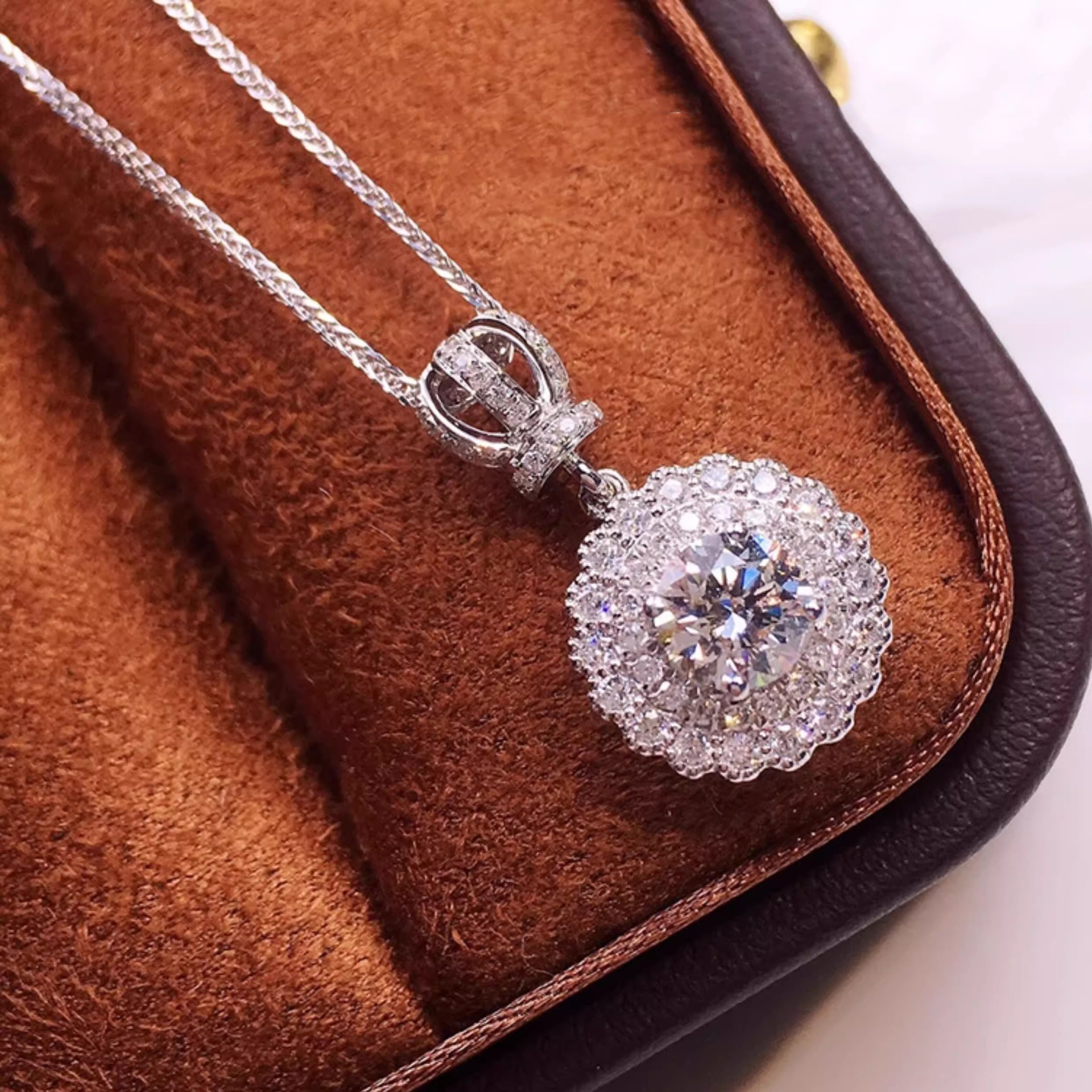 Choucong Brand New Crown Pendant Sparkling Luxury Jewelry 925 Sterling Silver Round Cut 2ct Lab Moissanite Diamond Gemstones Party Women Clavicle Neck