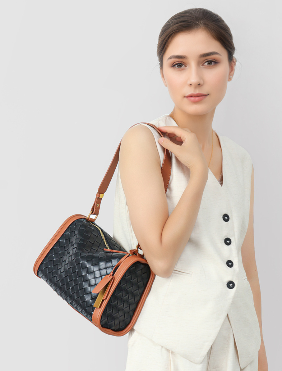 2025 Genuine trend leather crossbody bag retro women s shoulder fashionable new commuting designer