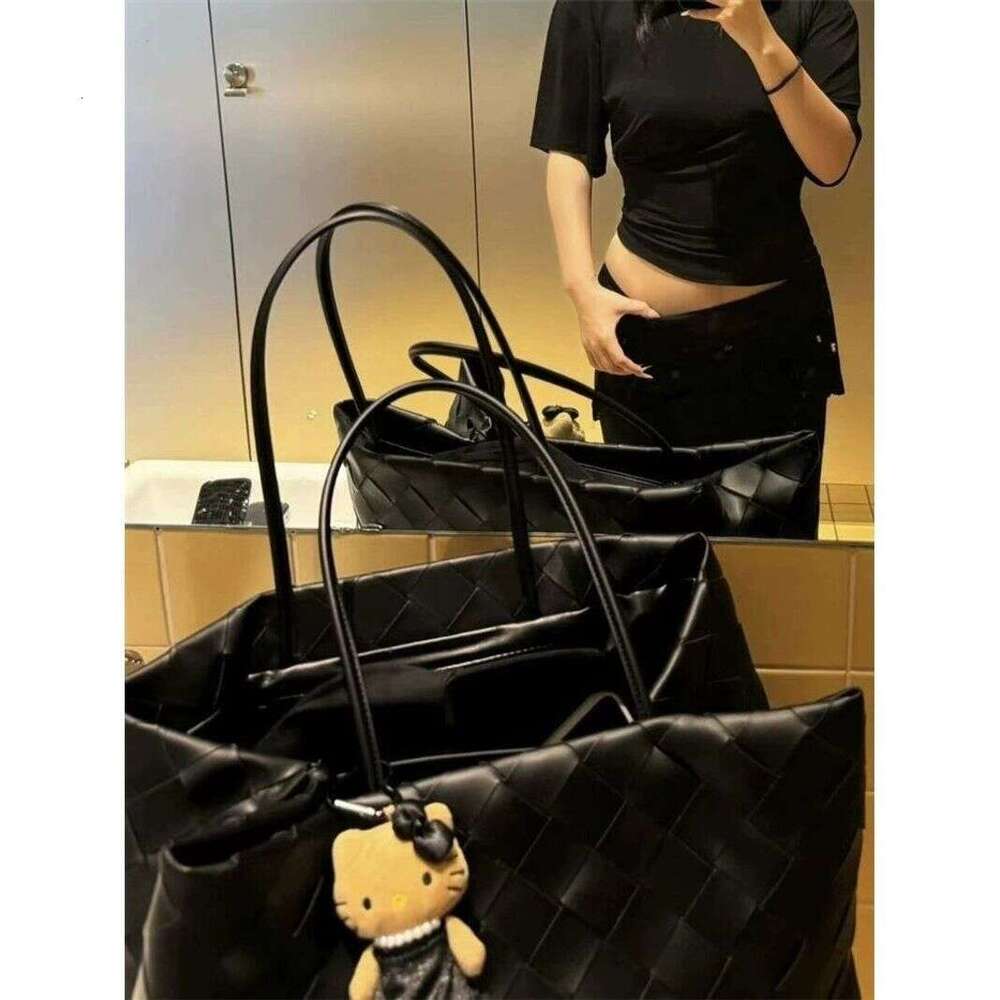 Designer Bag Tote Shoulder Bag Niche High End Woven Handbag For Women Sweet Cool Style Underarm Commuter Versatile Tote