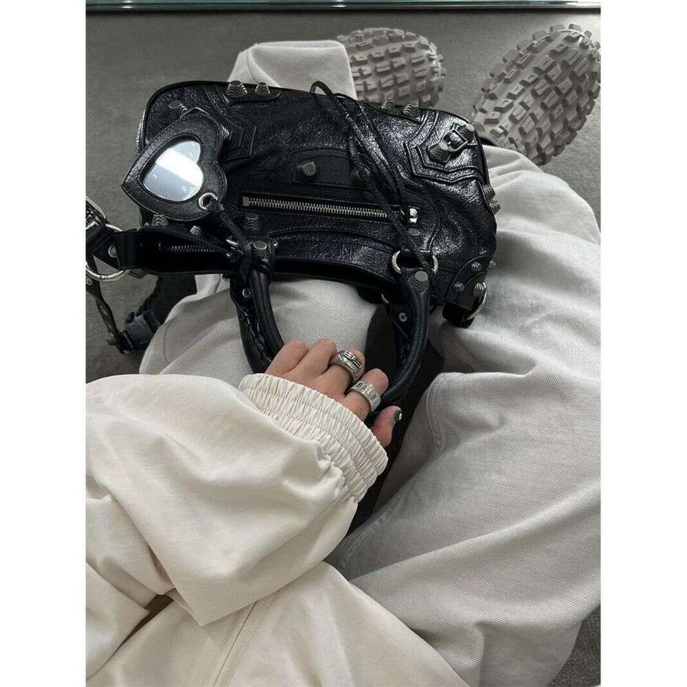 Designer Bag Tote Shoulder Bag High End Sweet Cool Hot Girl Motorcycle Women Rivet Design Handbag Commuting Versatile Crossbody