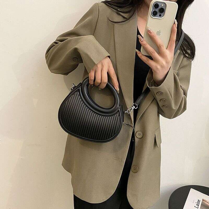 Niche design foreign style women 2023 new spring all-match solid color Messenger fold popular shoulder bag