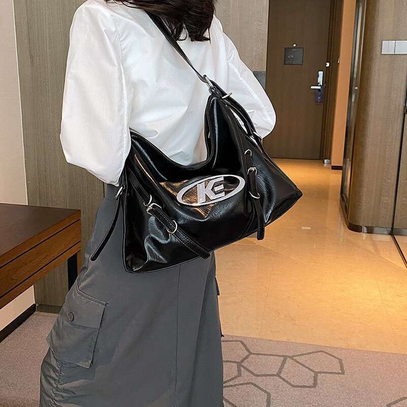 Large-capacity portable fashion texture female 2023 new commuting tote simple all-match armpit bag